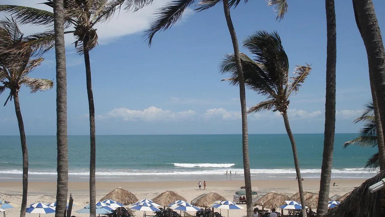 Falésias coloridas e símbolo da lua e estrela em Canoa Quebrada