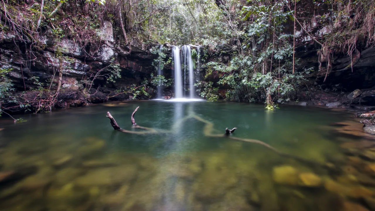 Cachoeira na Chapada dos Veadeiros, destino barato no Centro-Oeste