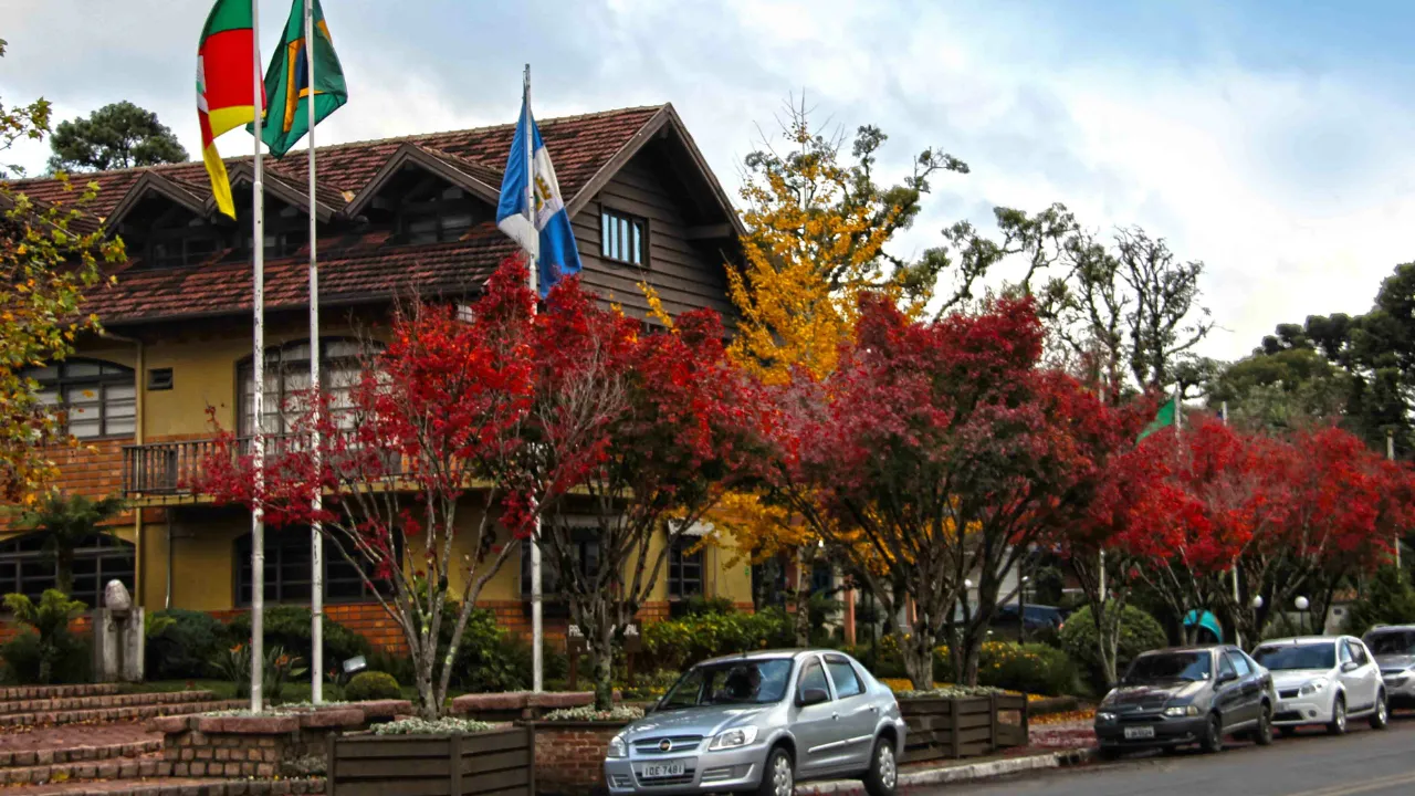 Lago Negro em Gramado com pedalinho e árvores floridas