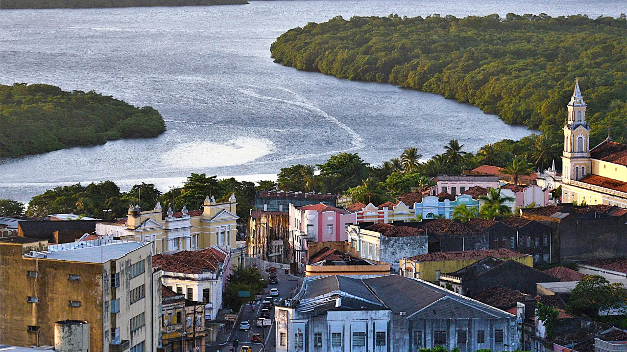 Vista da orla de João Pessoa com coqueiros e mar calmo, destino barato no Nordeste brasileiro