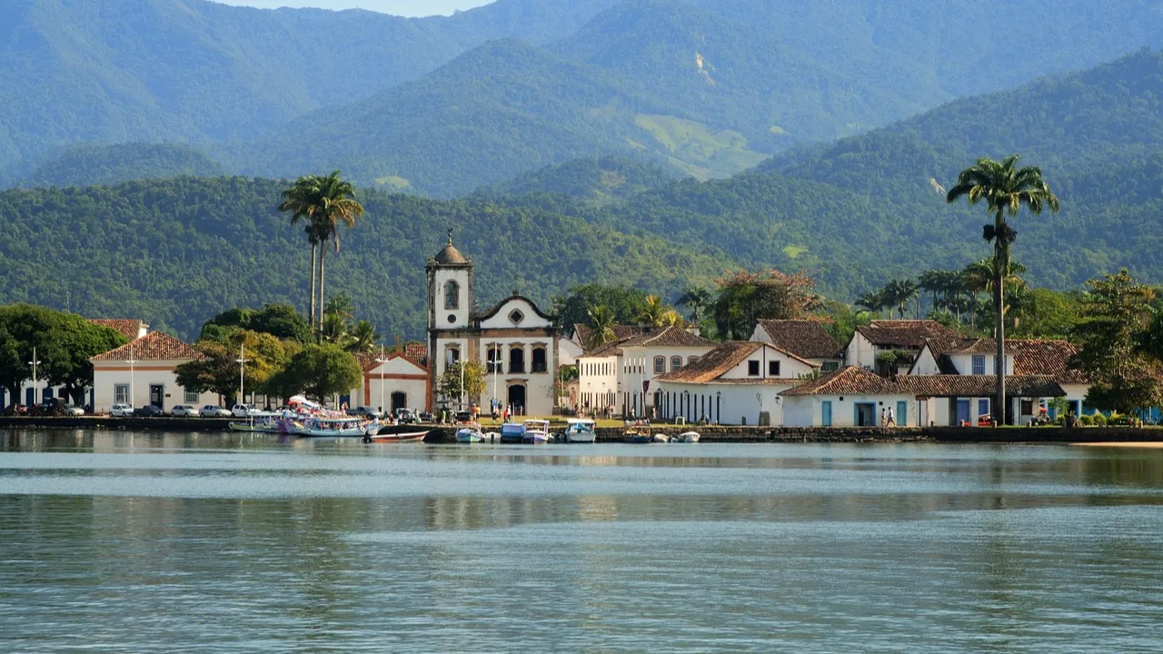 Casarões coloniais coloridos no centro histórico de Paraty, ideal para viagem barata no Sudeste