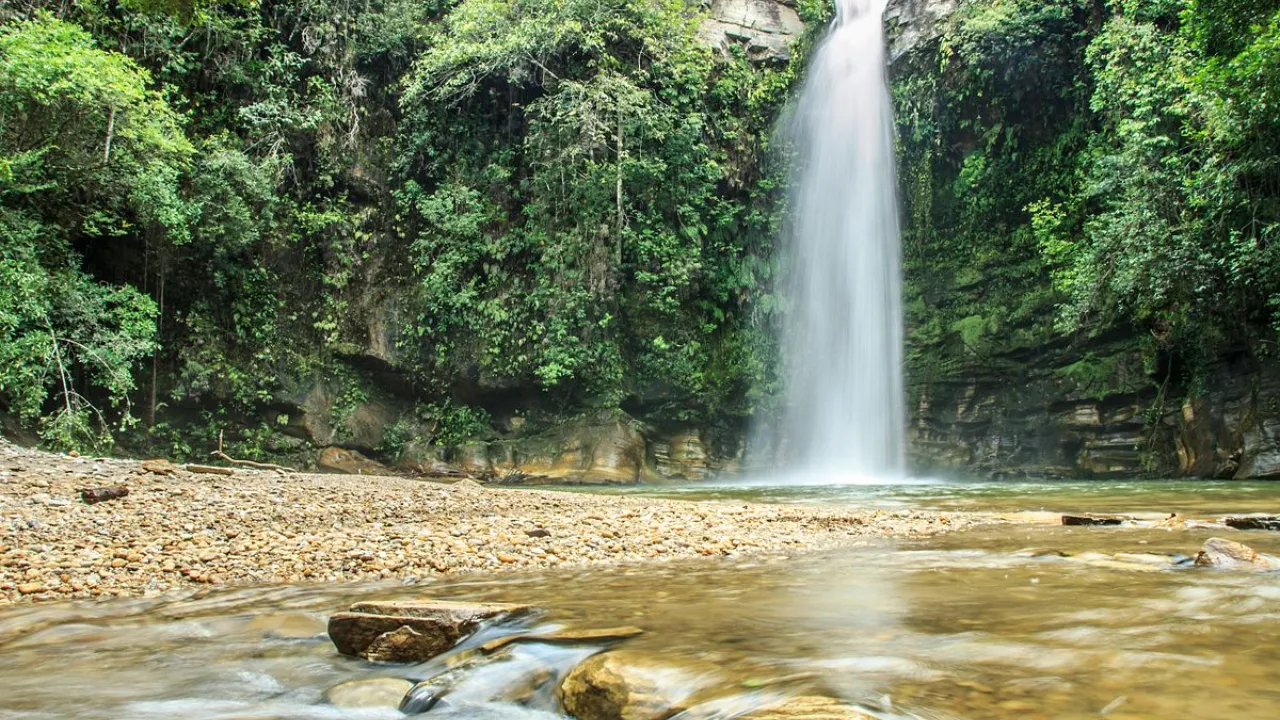 Centro histórico de Pirenópolis com casas coloniais e ruas de pedra