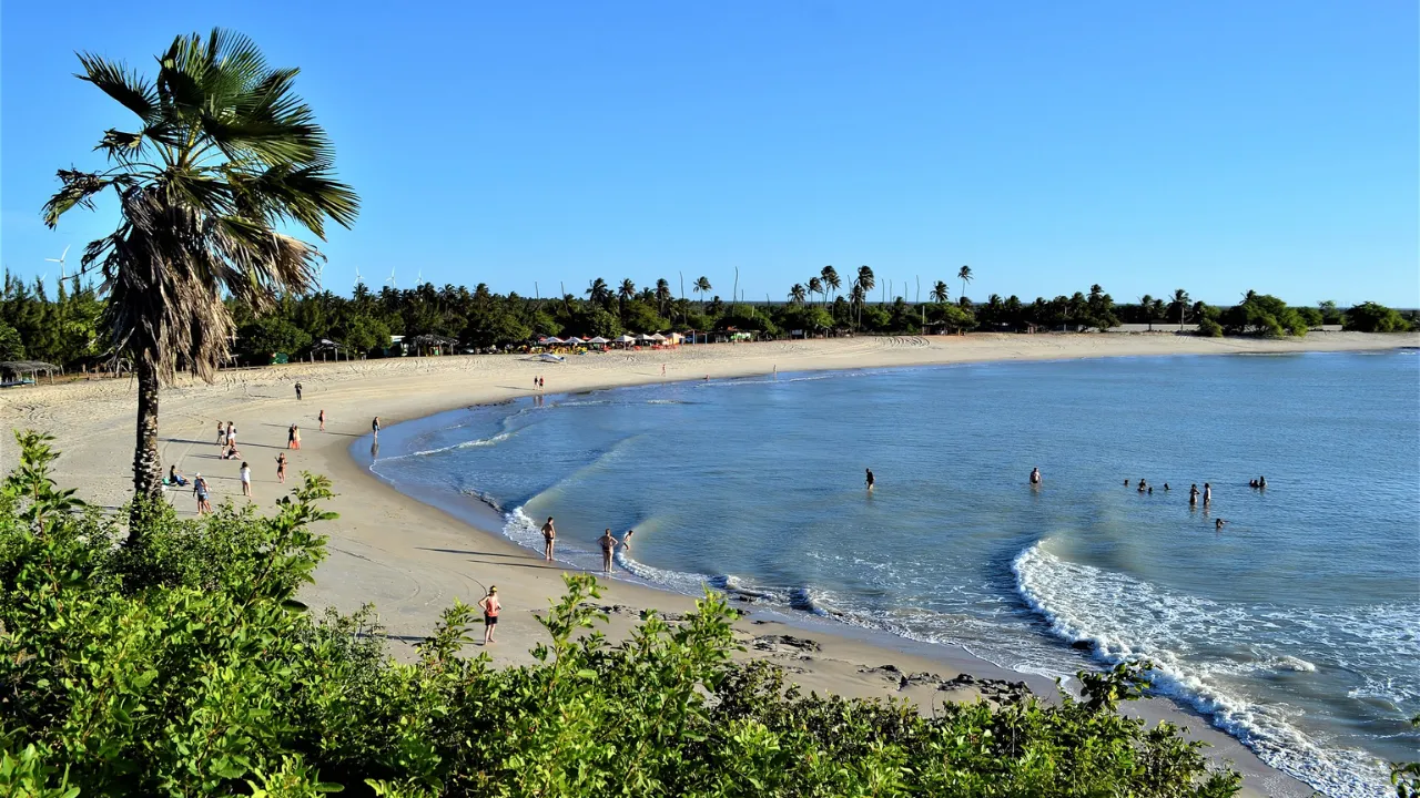 Praia tranquila em São Miguel do Gostoso com areia branca e céu azul