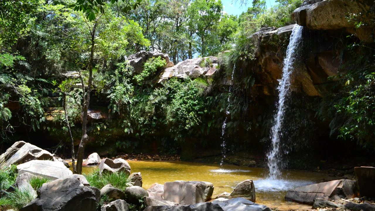 Vista de mirante em São Thomé das Letras com pedras e paisagem montanhosa